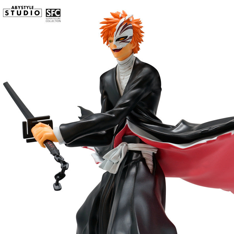 Ichigo Kurosaki Bankai Figur – Rückansicht mit schwarzem Mantel und rotem Bankai-Effekt