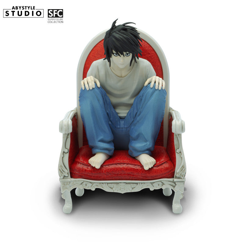 Death Note L Super Figure Collection – Frontansicht auf rotem Sessel