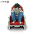 Death Note L Super Figure Collection – Frontansicht auf rotem Sessel