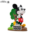 Mickey Mouse Figur – Dreiviertelansicht vorne mit Baum-Hintergrund und Natur-Base