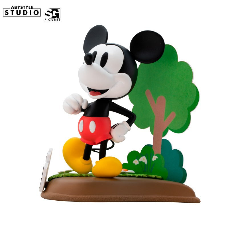 Mickey Mouse Figur – Nahaufnahme Gesicht mit strahlendem Lächeln und Baum-Hintergrund