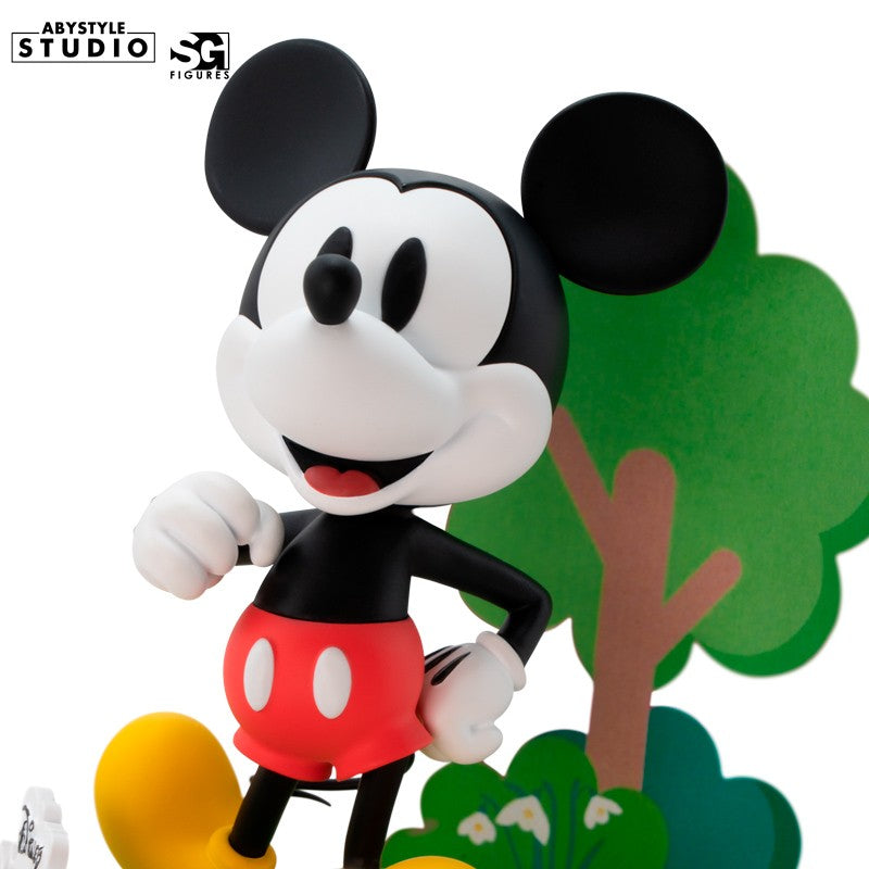 Mickey Mouse Figur – Nahaufnahme Oberkörper mit roter Hose und Baum-Hintergrund