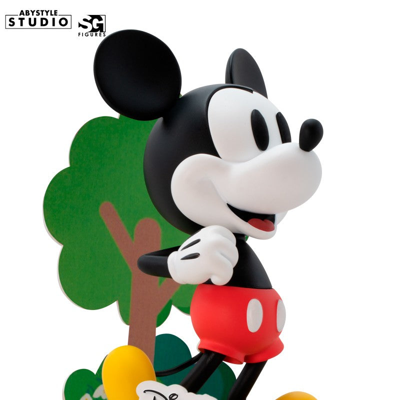 Mickey Mouse Figur – Seitenansicht rechts mit Baum-Hintergrund und Natur-Base