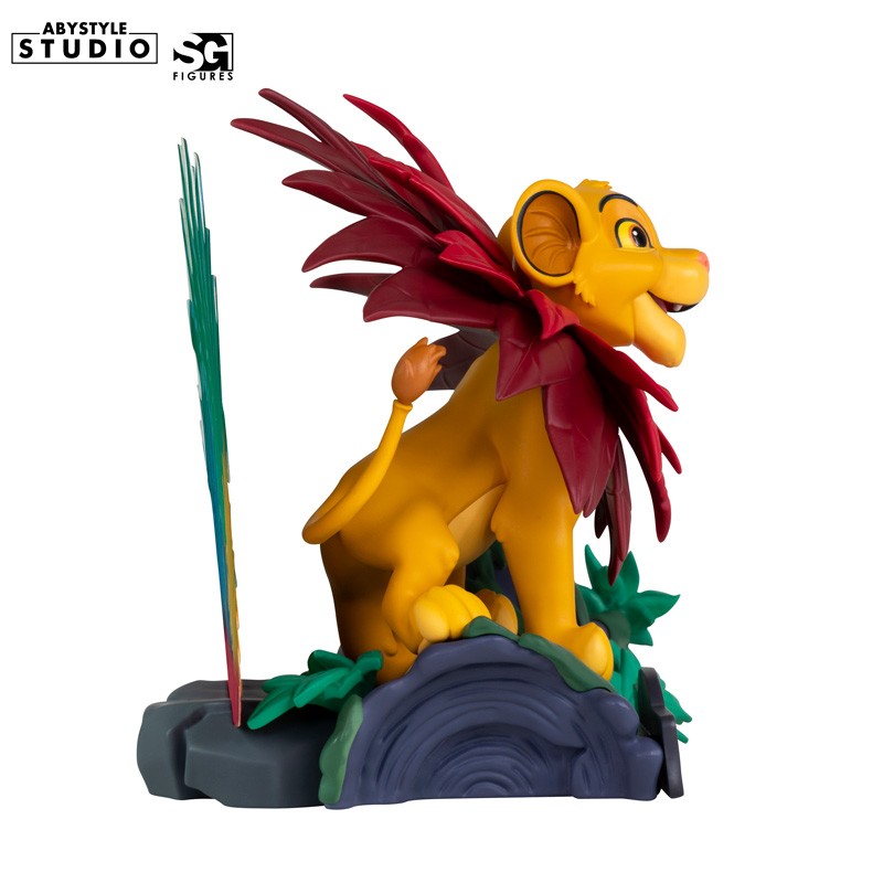 Disney Simba Figur – Dreiviertelansicht vorne mit Dschungel-Vegetation