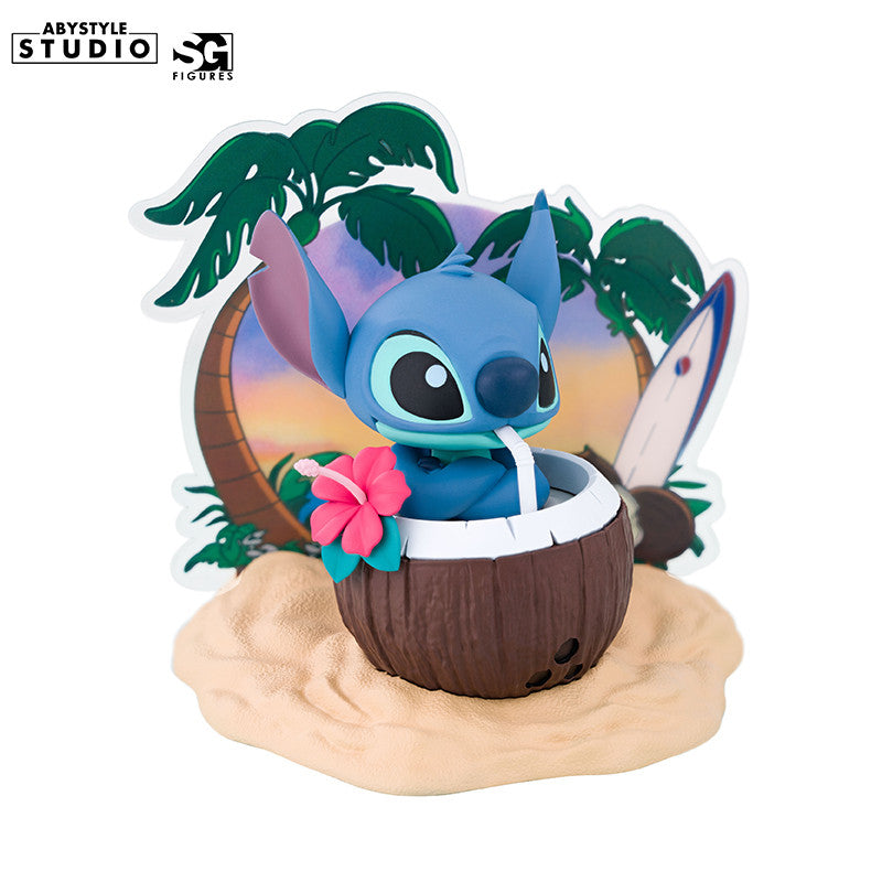 Disney Stitch Coconut Figur – Frontansicht in Kokosnussschale mit Hibiskusblüte