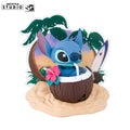 Disney Stitch Coconut Figur – Frontansicht in Kokosnussschale mit Hibiskusblüte