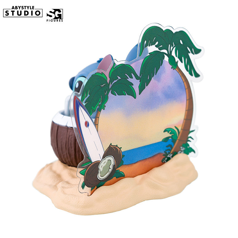 Disney Stitch Coconut Figur – Rückansicht mit Palmen-Hintergrund