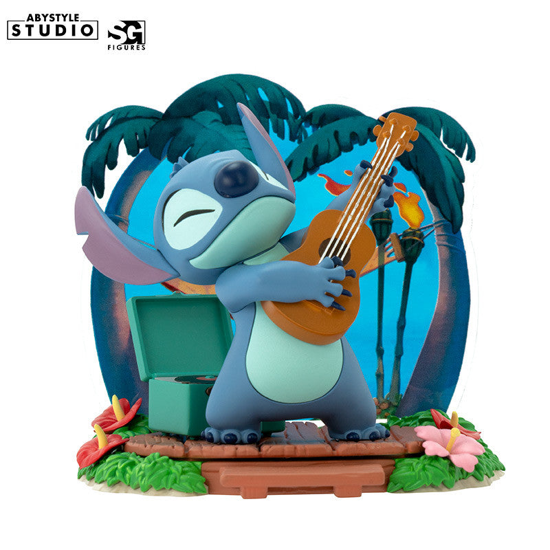 Disney Stitch Guitar Figur – Frontansicht mit Ukulele und Hawaii-Bühnen-Hintergrund