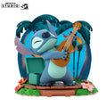 Disney Stitch Guitar Figur – Frontansicht mit Ukulele und Hawaii-Bühnen-Hintergrund