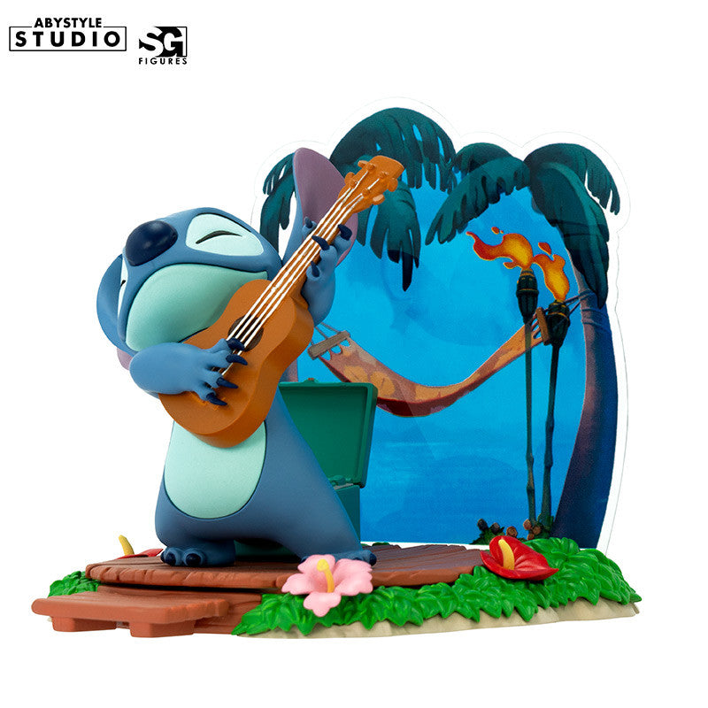 Disney Stitch Guitar Figur – Dreiviertelansicht vorne mit Ukulele und Palmen-Hintergrund
