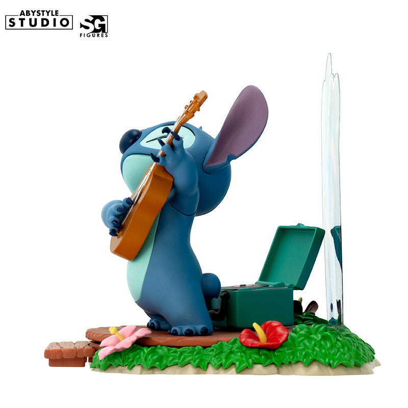 Disney Stitch Guitar Figur – Seitenansicht rechts mit Ukulele und Holzbühne