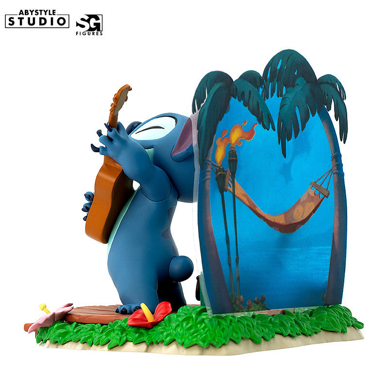 Disney Stitch Guitar Figur – Seitenansicht links mit Ukulele und Koffer