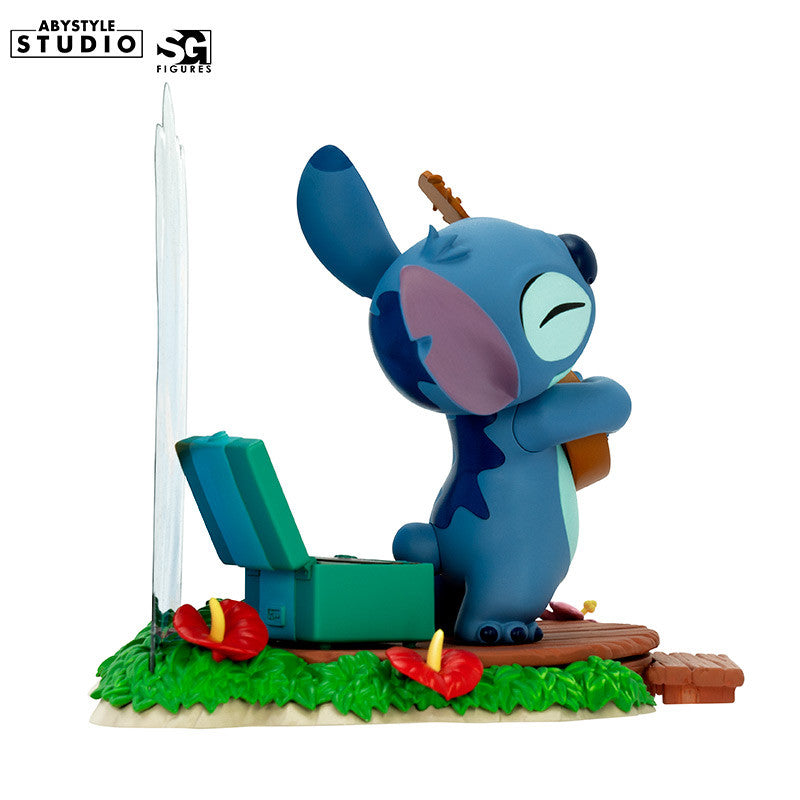 Disney Stitch Guitar Figur – Rückansicht mit Palmen-Hintergrund und Hula-Blumen