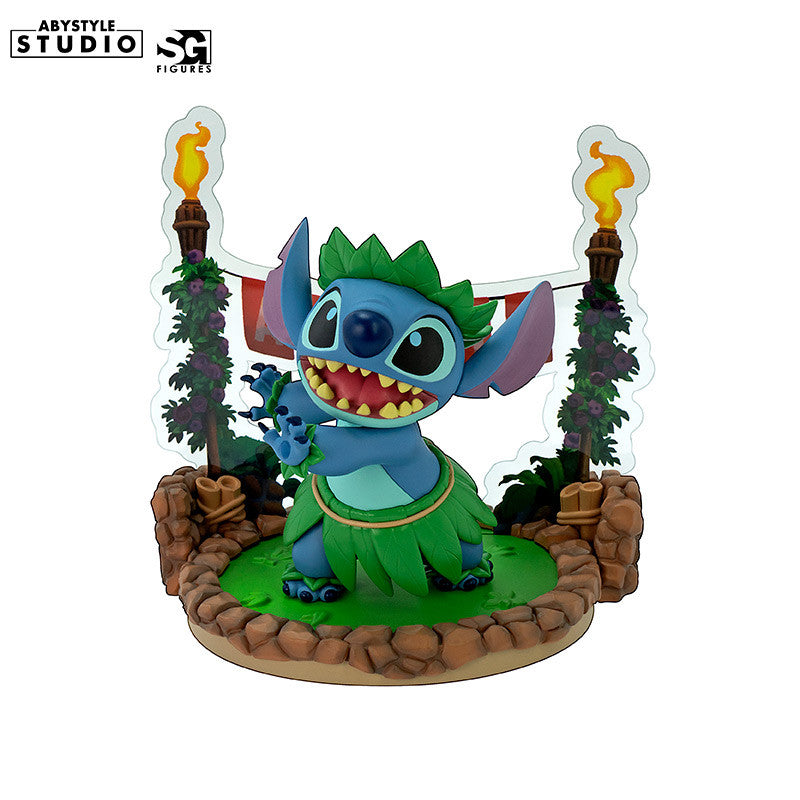 Disney Stitch Hula Dance Figur – Rückansicht mit Fackeln und Dschungel-Hintergrund
