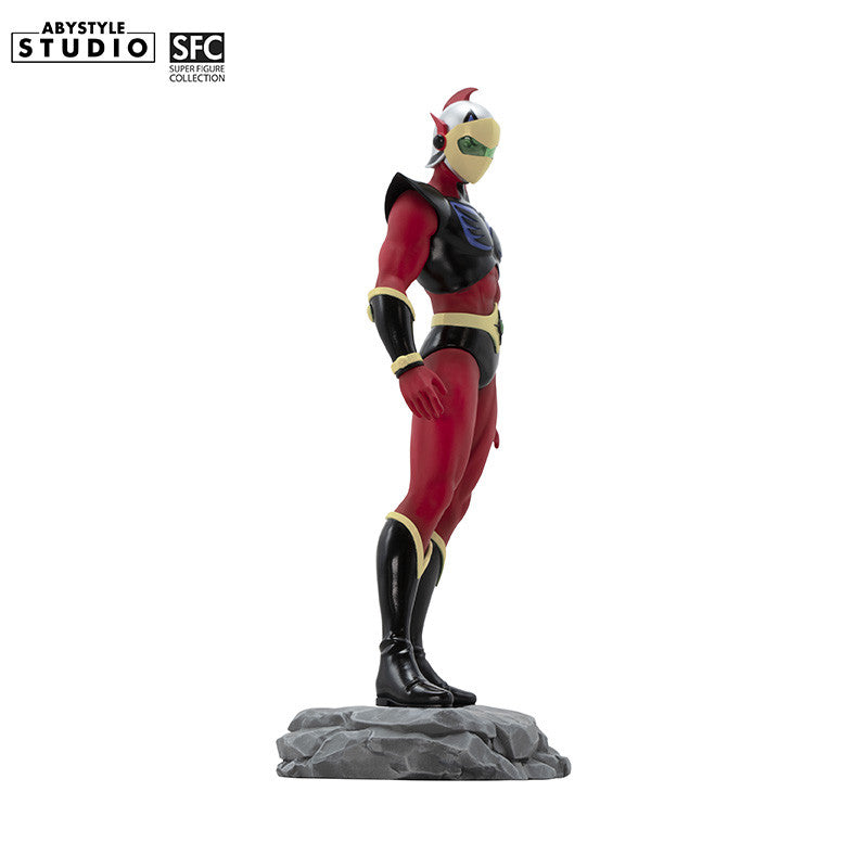 Duke Fleed Figur – Seitenansicht links mit rotem Kampfanzug und Felsstein-Base