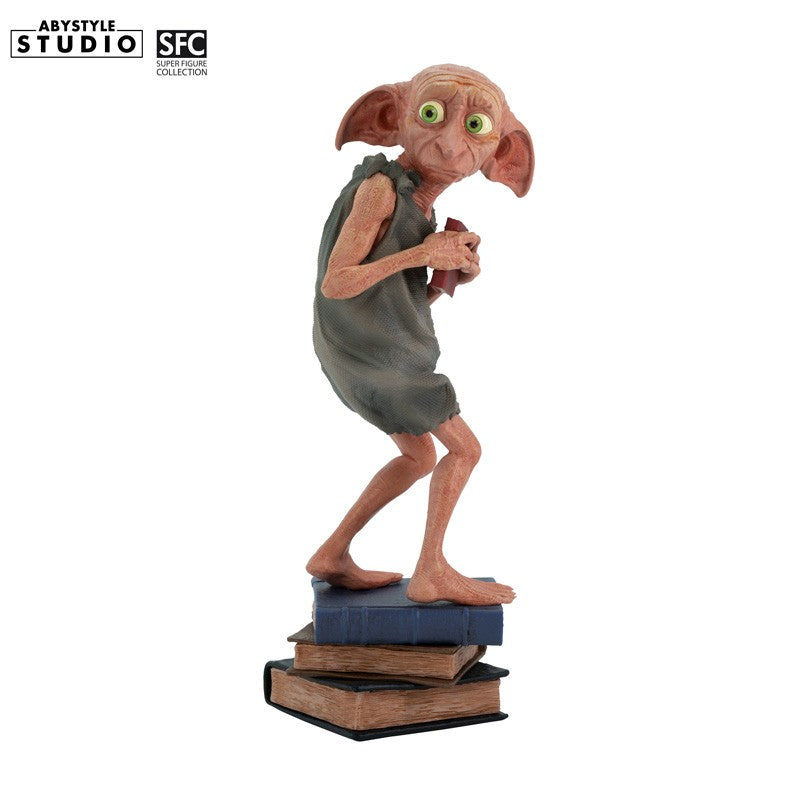 Dobby Figur – Dreiviertelansicht vorne mit Bücherstapel-Base und rotem Buch in Händen