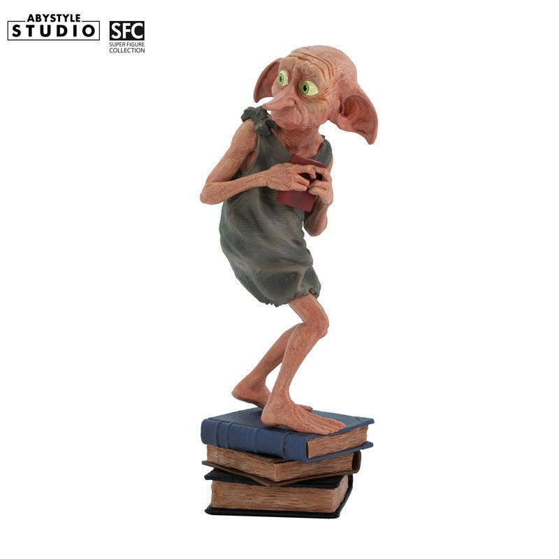 Dobby Figur – Frontansicht mit Bücherstapel-Base und großen grünen Augen