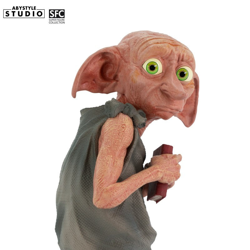 Dobby Figur – Nahaufnahme Gesicht mit großen grünen Augen und rotem Buch