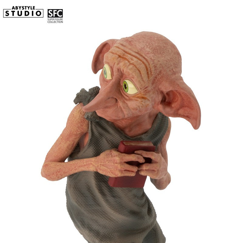 Dobby Figur – Nahaufnahme Oberkörper mit Sackleinen-Gewand und rotem Buch