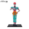 Hisoka Morow Figur – Frontansicht mit türkisem Outfit, Joker-Spielkarte und schwarzer Logo-Base