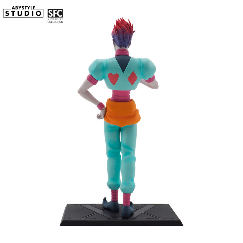 Hisoka Morow Figur – Dreiviertelansicht rechts mit Joker-Spielkarte und schwarzer Logo-Base