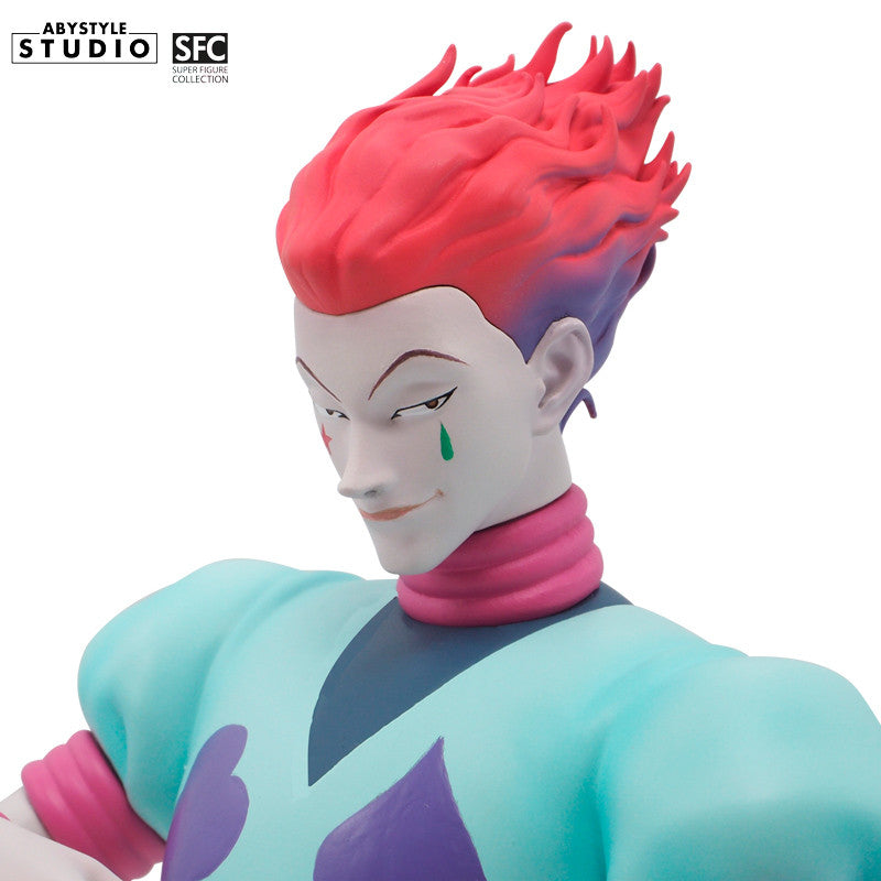 Hisoka Morow Figur – Nahaufnahme Oberkörper mit Joker-Spielkarte und türkisem Outfit