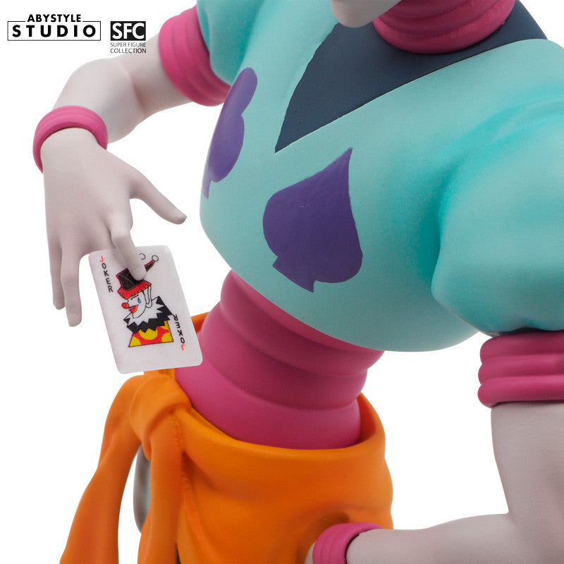 Hisoka Morow Figur – Rückansicht mit Herz- und Karo-Symbolen auf dem Rücken und schwarzer Logo-Base