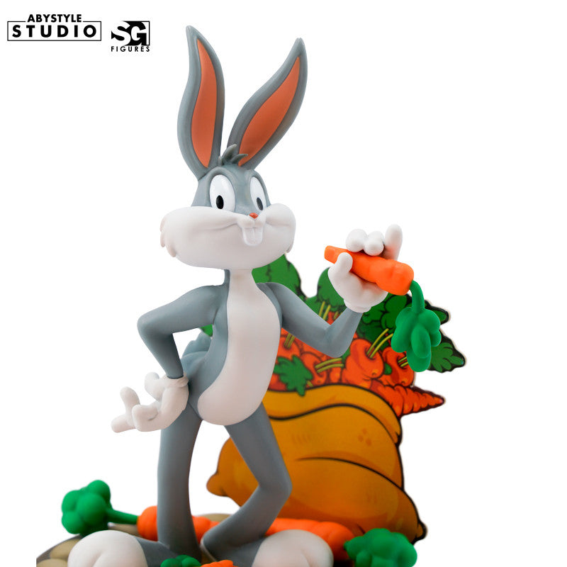 Bugs Bunny Figur – Dreiviertelansicht vorne mit Karotte und Karotten-Sack-Base