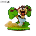 Taz Figur – Dreiviertelansicht vorne mit Tornado-Wirbel und Dschungel-Baum-Base