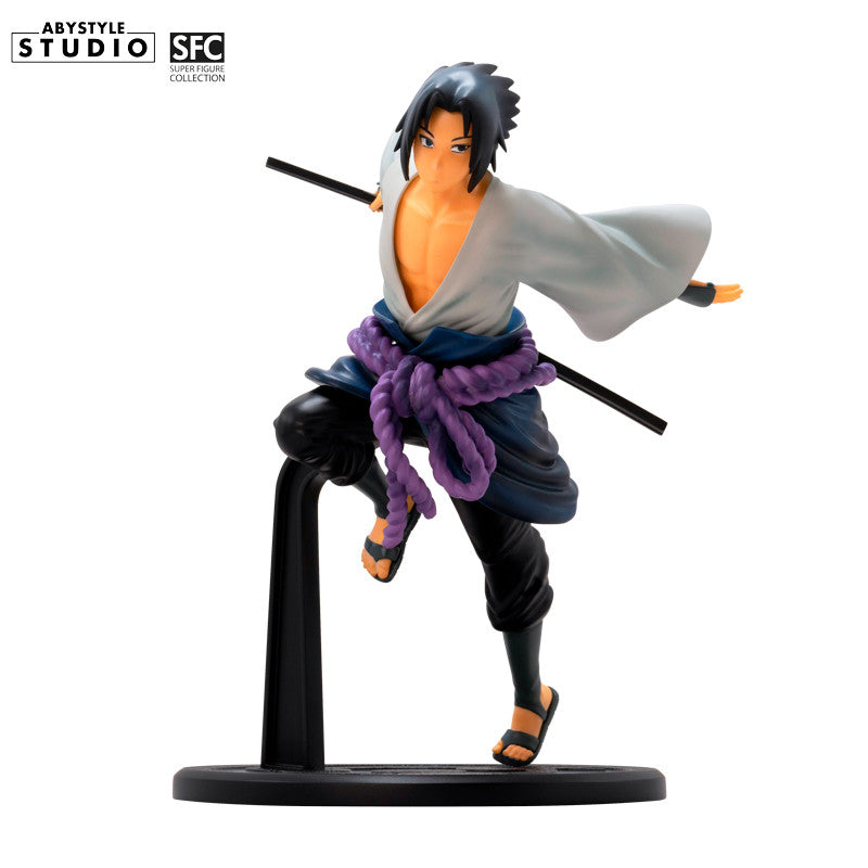 Sasuke Uchiha Figur – Frontansicht mit Laufpose, weißem Kimono, lila Seil und Konoha-Basis