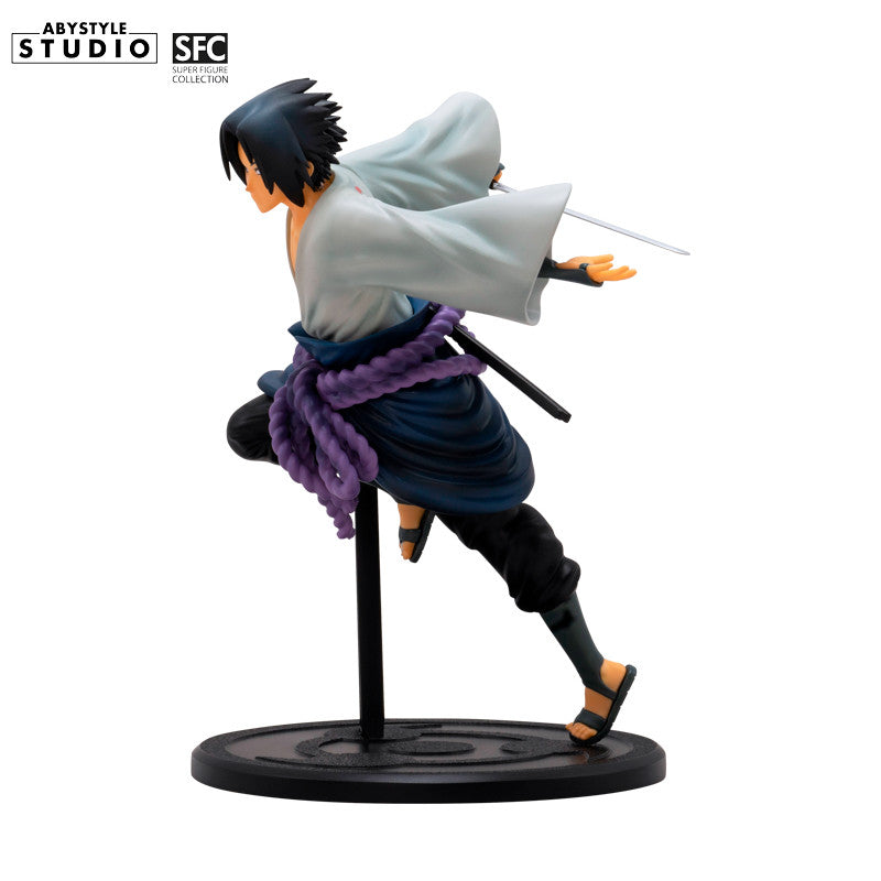 Sasuke Uchiha Figur – Dreiviertelansicht vorne mit Laufpose und Konoha-Basis