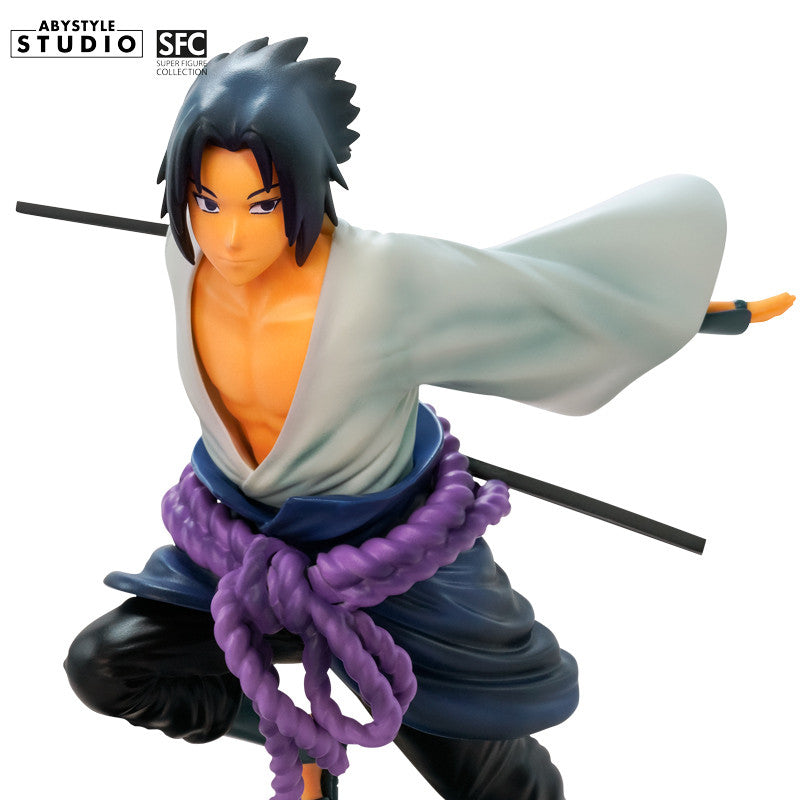 Sasuke Uchiha Figur – Nahaufnahme Dreiviertelansicht mit Ninjato und lila Seil