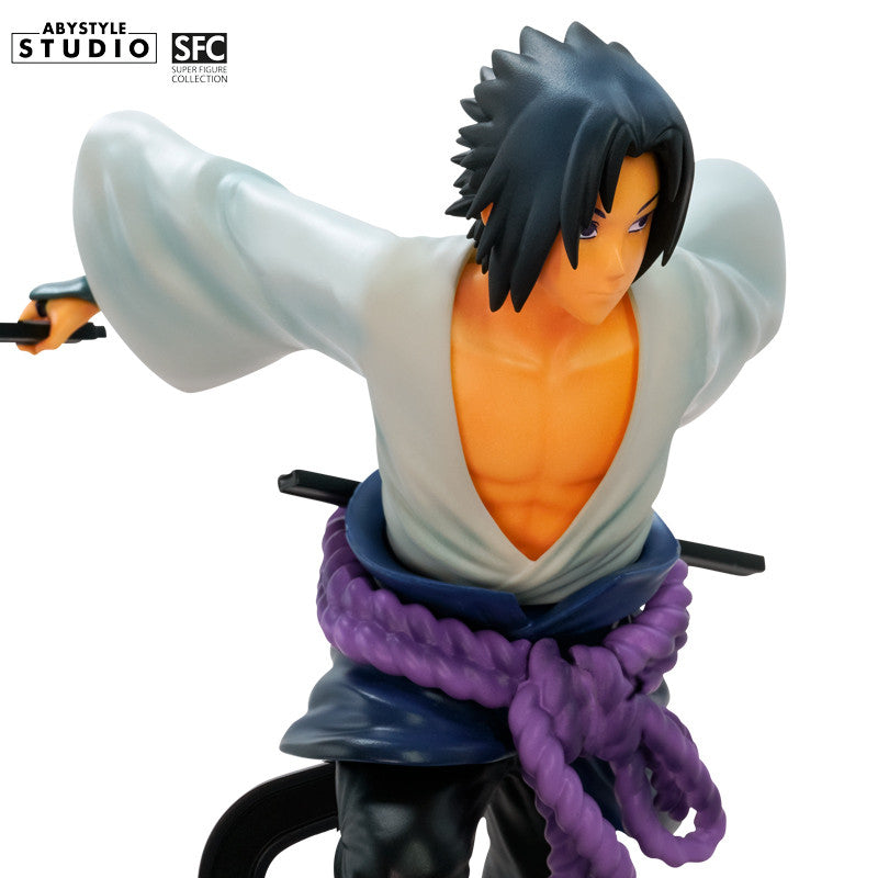 Sasuke Uchiha Figur – Rückansicht mit weißem Kimono, Ninjato und Konoha-Basis