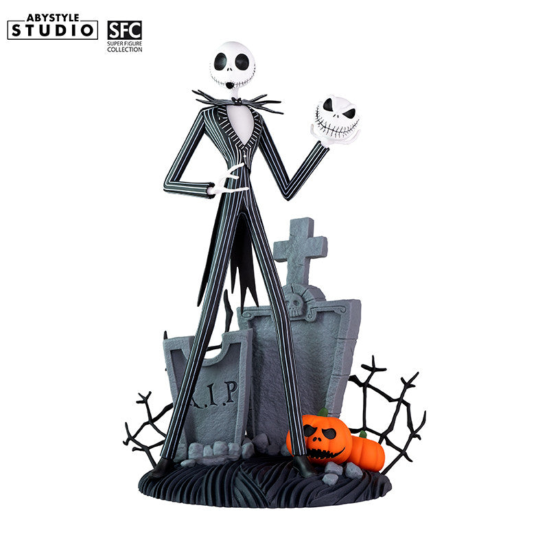 Jack Skellington Figur – Frontansicht mit Kürbiskopf und Halloween-Friedhof-Base