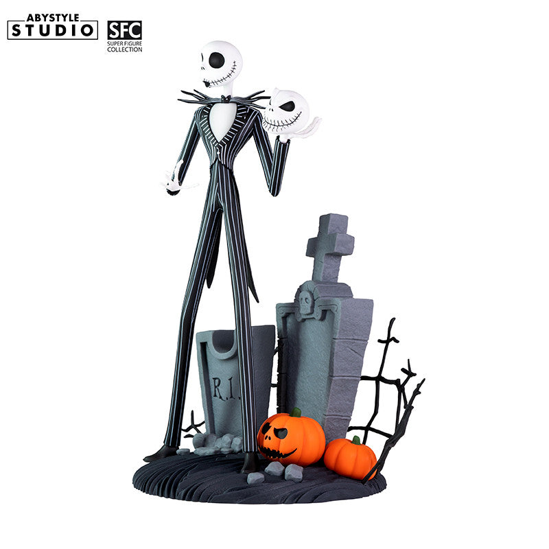 Jack Skellington Figur – Dreiviertelansicht vorne mit Kürbiskopf und R.I.P.-Grabstein