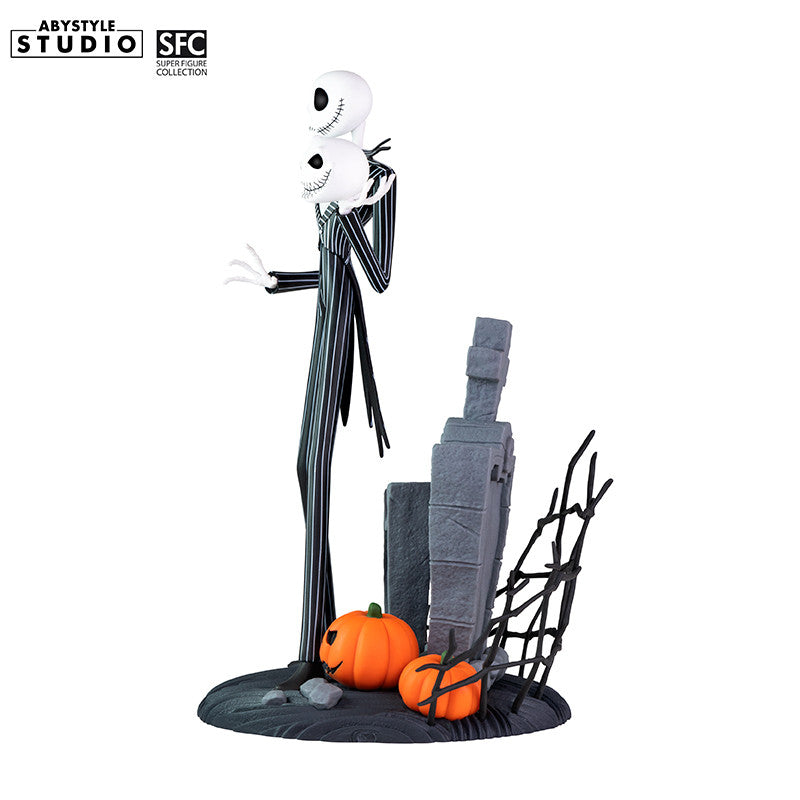Jack Skellington Figur – Seitenansicht links mit Kürbiskopf und zwei Kürbissen