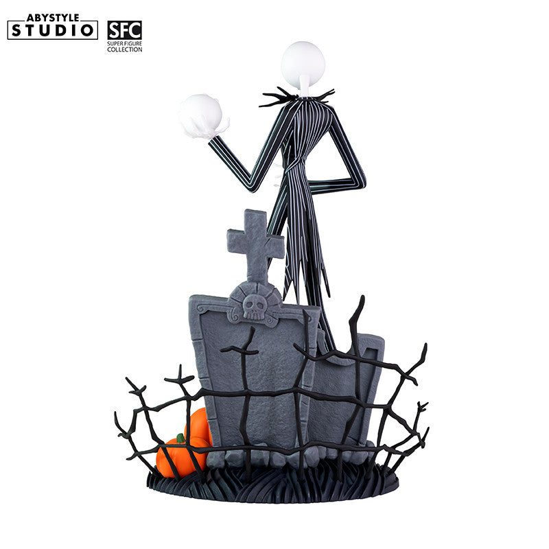 Jack Skellington Figur – Seitenansicht rechts mit Kürbiskopf und Grabsteinen
