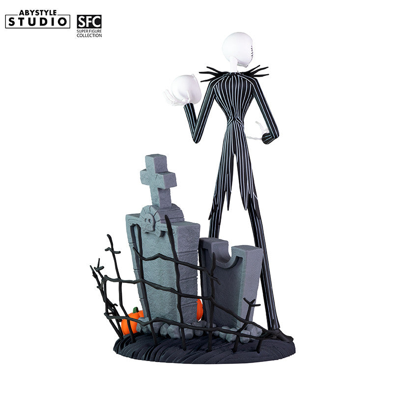 Jack Skellington Figur – Frontansicht mit gruseligem Lächeln-Kopf und Friedhof-Base