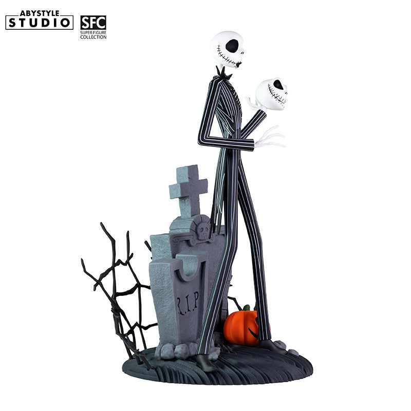 Jack Skellington Figur – Dreiviertelansicht mit überraschtem Kopf und Grabsteinen