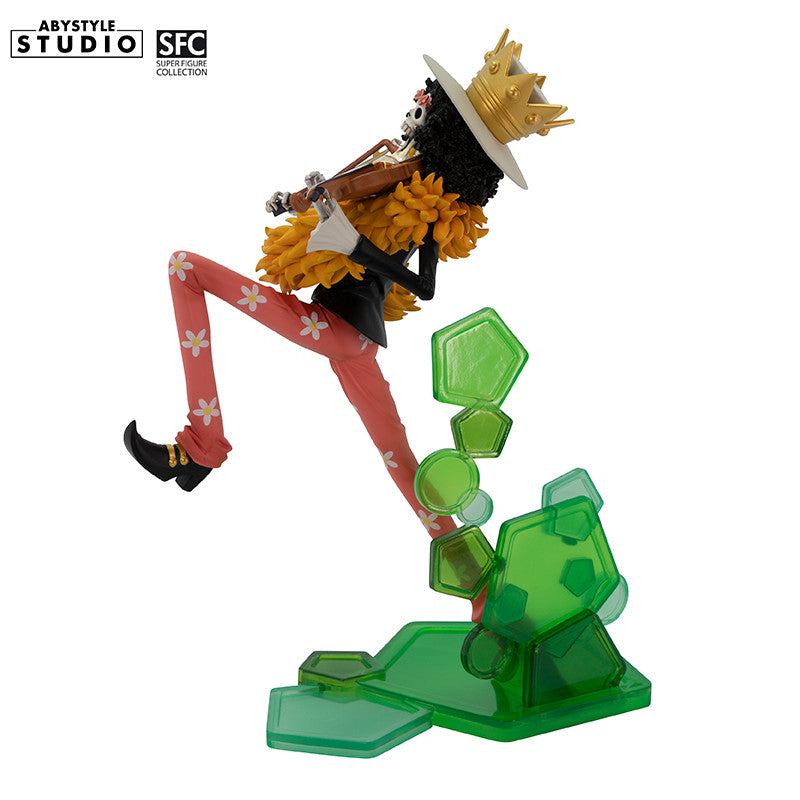 One Piece Brook Figur – Dreiviertelansicht vorne mit Krone und Geige
