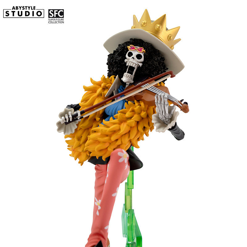One Piece Brook Figur – Seitenansicht links mit transparenter grüner Base