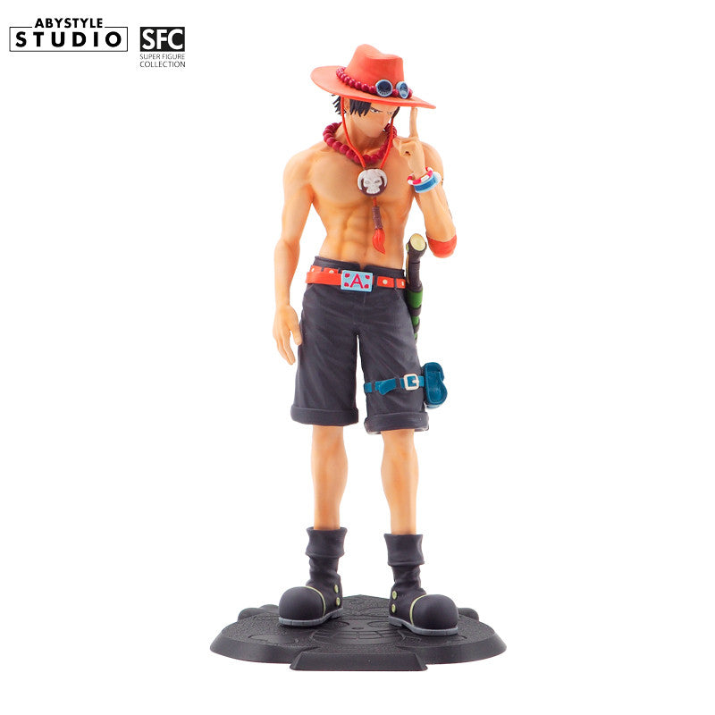 Portgas D. Ace Figur – Frontansicht mit rotem Hut, Perlenkette, ASCE-Arm-Tattoo und Piratenemblem-Base
