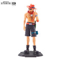 Portgas D. Ace Figur – Frontansicht mit rotem Hut, Perlenkette, ASCE-Arm-Tattoo und Piratenemblem-Base