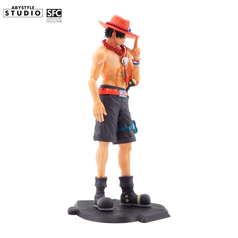 Portgas D. Ace Figur – Dreiviertelansicht links mit rotem Hut und Piratenemblem-Base