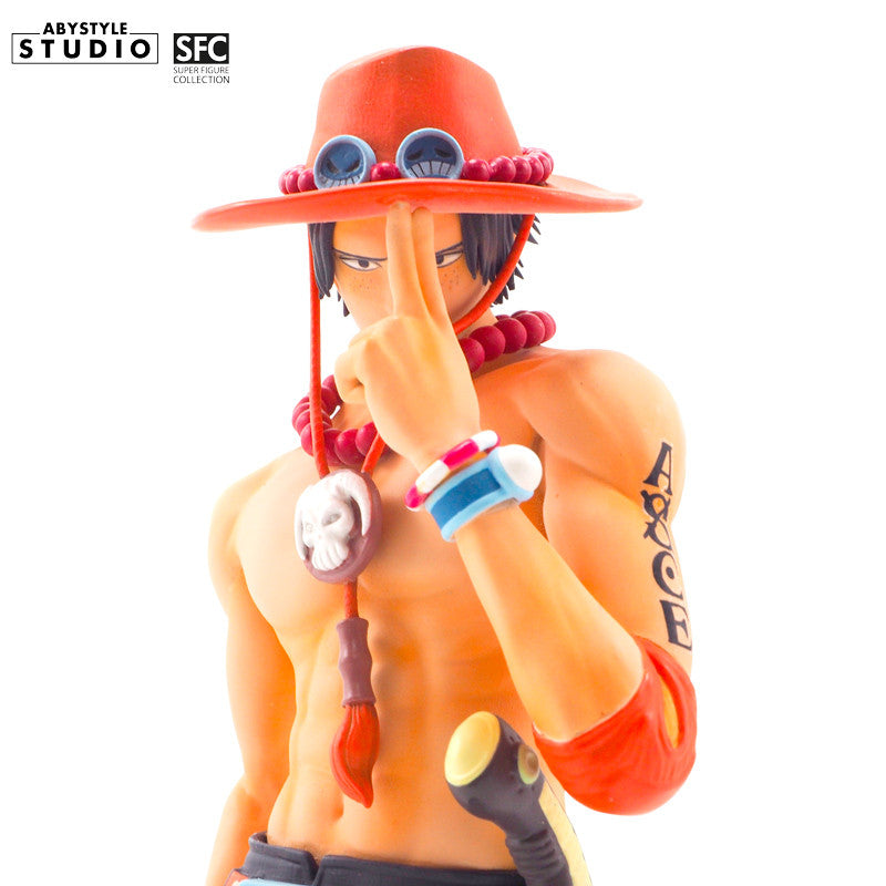 Portgas D. Ace Figur – Nahaufnahme Oberkörper mit Perlenkette, Totenkopf-Anhänger und Armbanddetails