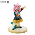 SPY x FAMILY Anya Forger Figur – Frontansicht mit Kuscheltier und winkender Hand
