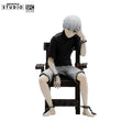 Tokyo Ghoul Ken Kaneki Figur – Frontansicht sitzend auf Stuhl mit Hand vor Gesicht