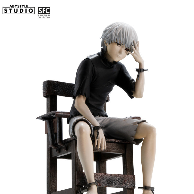 Tokyo Ghoul Ken Kaneki Figur – Dreiviertelansicht mit Stuhl-Detail